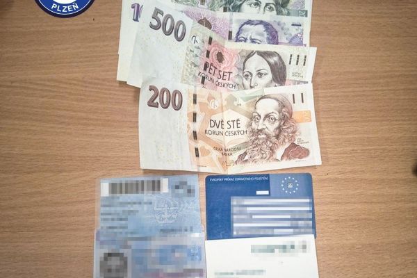 Poctivá nálezkyně našla v centru Plzně peněženku s 5 700 korunami, ležela přímo v kolejišti na náměstí Republiky