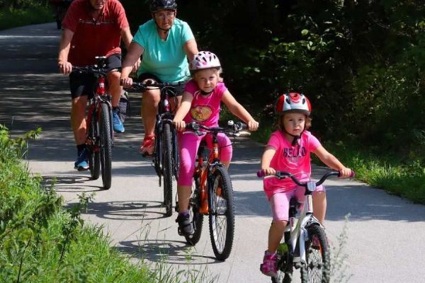 Auta na cyklostezce: Přibyslav-Sázava čekají změny