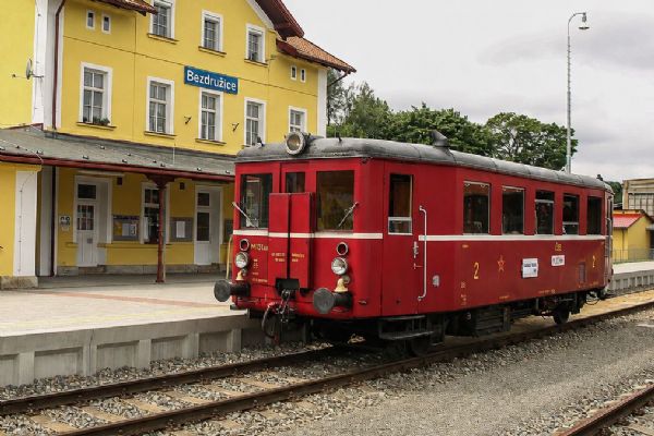 Bezdružická lokálka slaví 125 let. Místo Kafemlejnku vyrazil kvůli suchu motorový Hektor