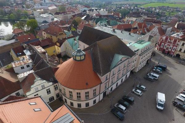 Bývalá pošta na Žižkově náměstí čeká rekonstrukce. Vznikne zde nový zasedací sál zastupitelstva