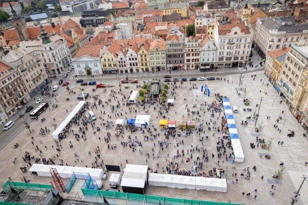Centrum Plzně se proměnilo v obří venkovní učebnu. Den se ZČU přilákal tisíce návštěvníků