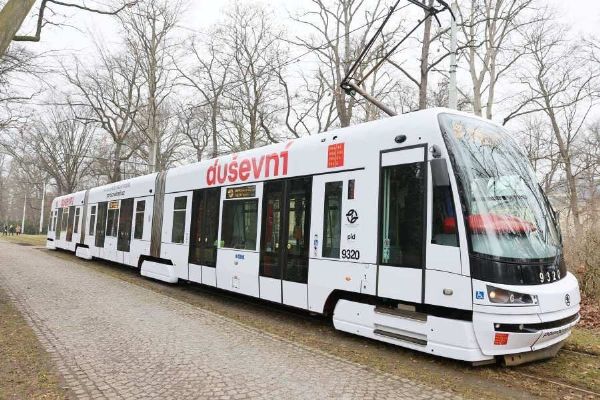 Duševní tramvaj v Praze připomíná dostupnou pomoc v psychické tísn