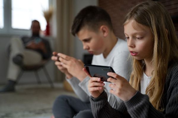Hospitalizované děti v Opařanech budou sledovat v prvním a čtvrtém týdnu. Výzkum se zaměří na mobily