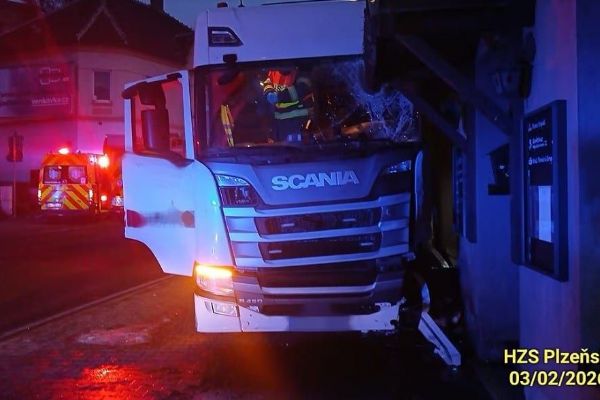 Kamion ve Stodě sjel do protisměru a narazil do domu