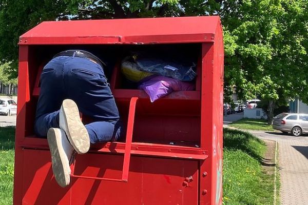 Konec kontejnerů na textil. Lákaly vandalismus, Plzeň chce zastavit nepořádek