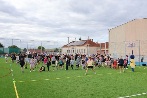 Kožlany otevřely nové multifunkční hřiště za 19 milionů. Sloužit bude i veřejnosti