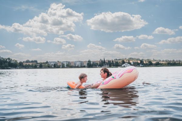 Kvalita vody se zhoršila, sinice přibyly na Hracholuskách. Jak poznat kdy raději do vody nevstupovat?
