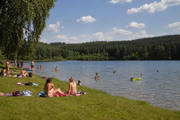 Kvalita vody v pražských přírodních koupalištích se zlepšila. Lhotka, Radotín i Motol mají bezpečné podmínky