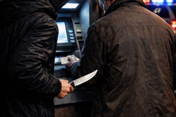 Loupež v Plzni, muž bez hotovosti skončil u bankomatu s nožem u těla