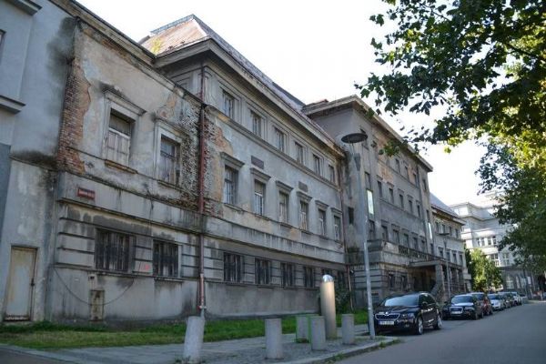 Miliardová Akce Lázně pod drobnohledem. Chybí povolení, cena roste a zakázky budí otázky