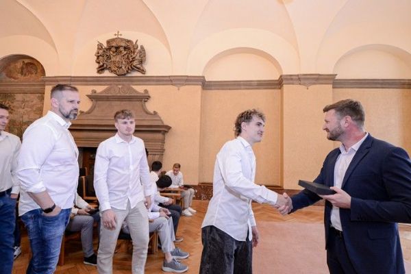 Mistři z Talentu dorazili na plzeňskou radnici. Město jim přidá půl milionu na mládež