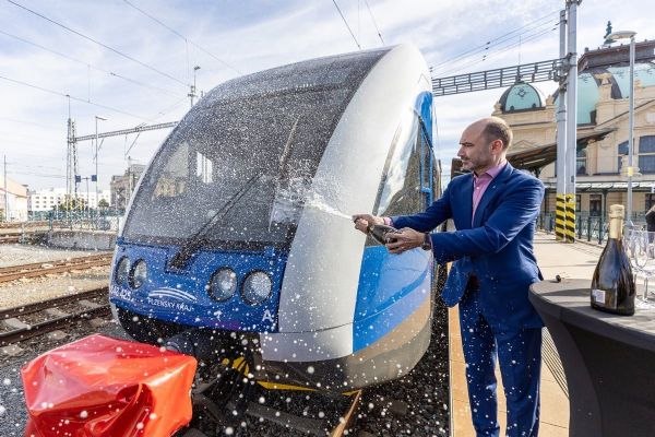 Na trati z Plzně do Domažlic skončí od prosince České dráhy. Arriva ukázala své Stadlery