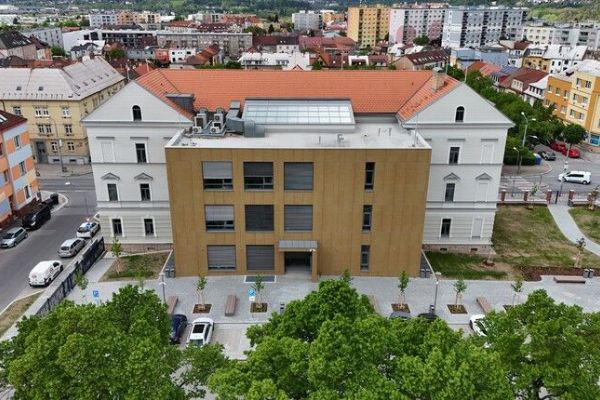 Nová radnice na Čtyřce má interiéry od Sutnarky. Studenti navrhli síň i zastupitelský sál