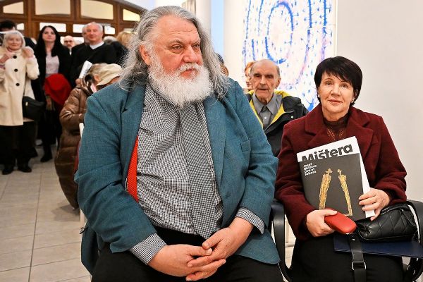 Nové práce Josefa Mištery zaplnily Galerii města Plzně. Přijďte i na jógu