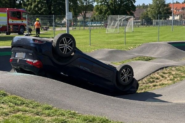 Opilý řidič „zaparkoval“ na střeše v pumptracku ve Stodě. Překážky prý vůbec neviděl  