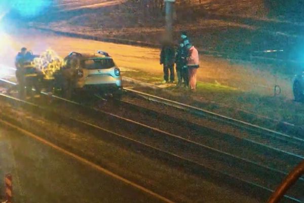 Opilý senior uvízl s Dacií na tramvajových kolejích v Plzni