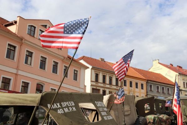 Oslavy osvobození zaplní celý Plzeňský kraj. Program vyvrcholí v Plzni konvojem i pietami