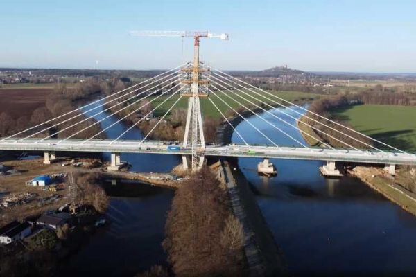 Pardubický most přes Labe roste: Samonosná konstrukce bez podpěr