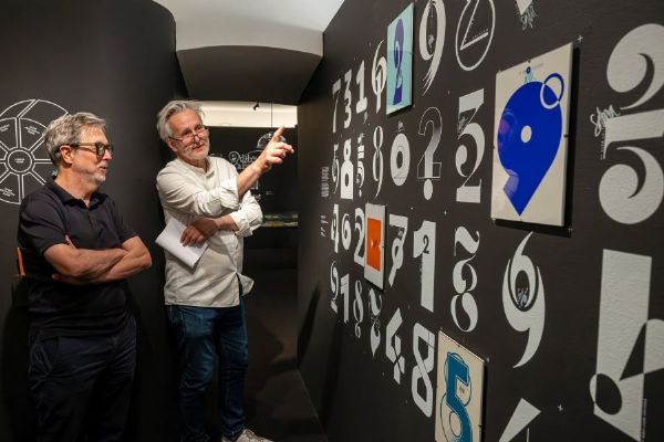 Plzeň hostí výstavu Jana Solpery, mapuje jeho písmo, grafiku i tvorbu bankovek