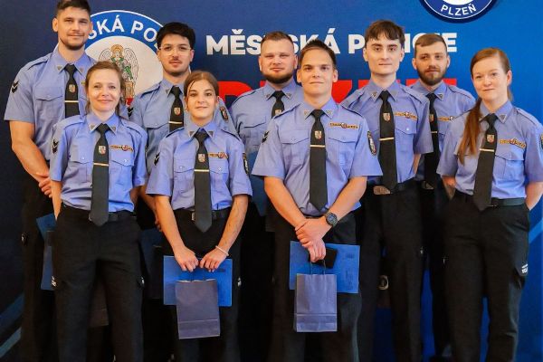 Plzeň má devět nových strážníků. Na radnici složili slib a převzali odznaky