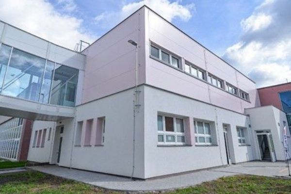Plzeňská Růžovka se proměnila. Nový pavilon za 61 milionů nabízí šest moderních učeben