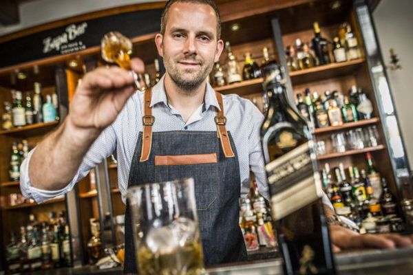 Plzeňský barman ovládl evropský šampionát s koktejlem Green Peace