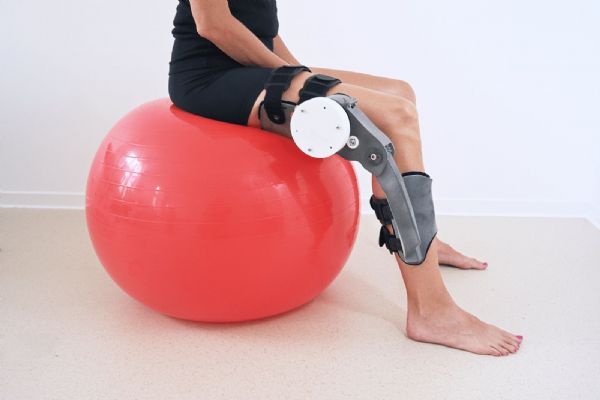 Plzeňští vědci vyvinuli robotickou oporu kolena s EEG pro lepší rehabilitaci