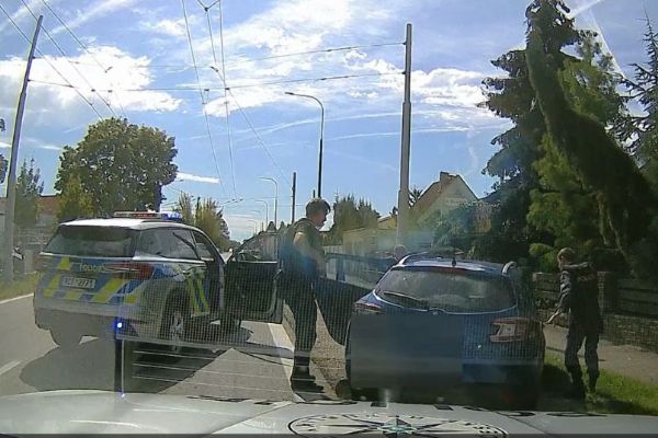 Podezřelí po krádeži v Písku ujížděli v odcizeném Renaultu. Policie je zadržela za deset minut