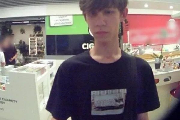 Policie hledá muže z fotografie. Může pomoci objasnit praní špinavých peněz v Plzni