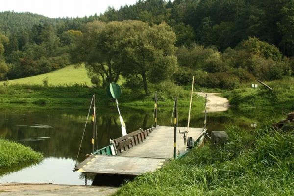 Poslední ruční přívoz v Česku bojuje se suchem a větrem. V Nadrybech často stojí