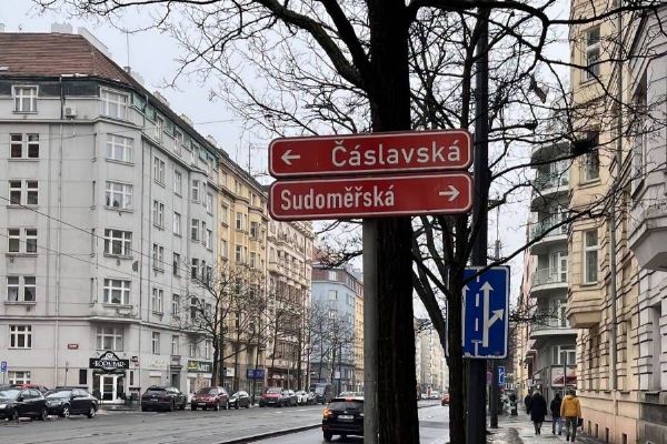 Praha 3 odstranila 32 směrových cedulí. Nové značení má postupně nahradit systém Pražský chodec