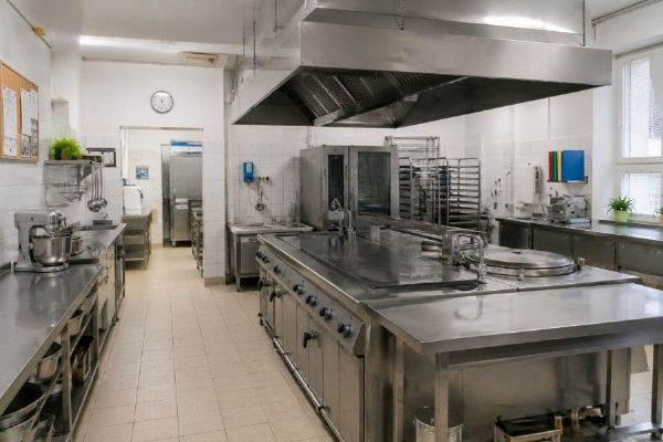 Pražští hygienici našli závady ve 41 školních provozech. Kontroly odhalily problémy s úklidem i skladováním