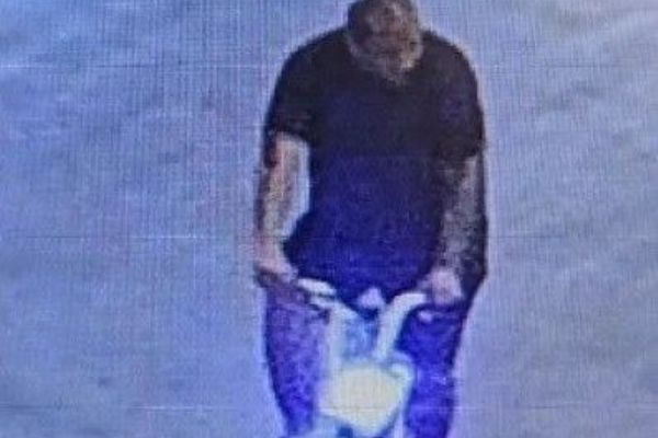 Půjčil si sdílené elektrokolo a vyraboval ho. Policie v Plzni pátrá po muži z kamer