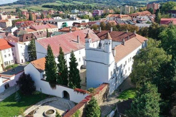 Rekonstrukce Žerotínského zámku: Moderní sklo a rozšířená realita v Novém Jičíně