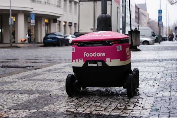 Revoluce doručování v Praze 8: Jídlo přivezou autonomní roboty