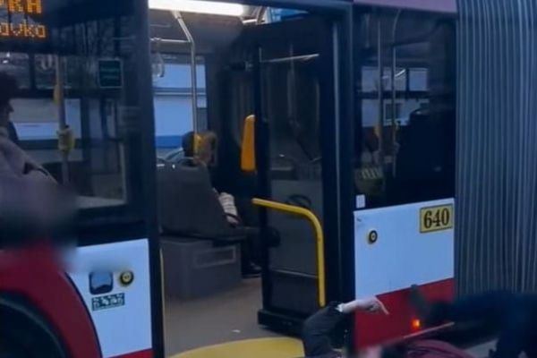 Řidič autobusu v Plzni vyhodil dva opilce, cestující mu zatleskali