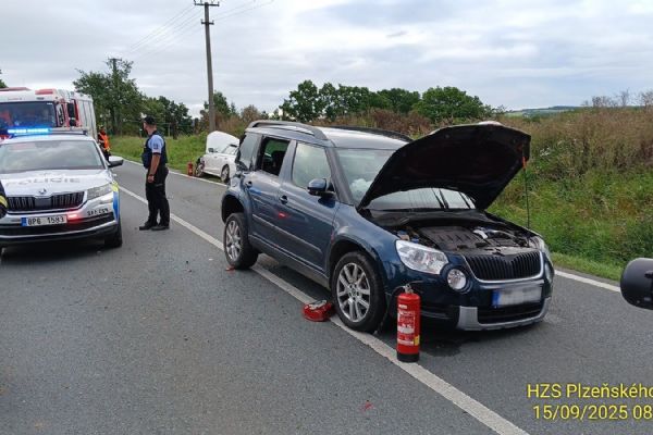 Riskantní předjíždění traktoru způsobilo nehodu u Spáleného Poříčí