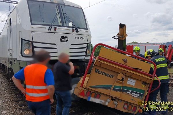 Rychlík u Švihova narazil do přívěsu štěpkovače. Provoz na trati zastavila poškozená výhybka