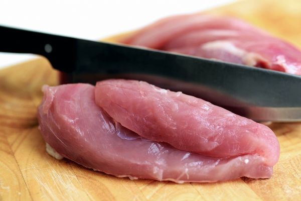 Salmonela v krůtím mase z Lidlu v Plzni. Šarži 2605273022 můžete mít ještě v mrazáku