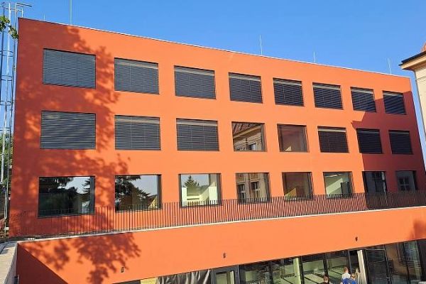 Starý Plzenec má moderní školu se sportovní halou za 200 mil.