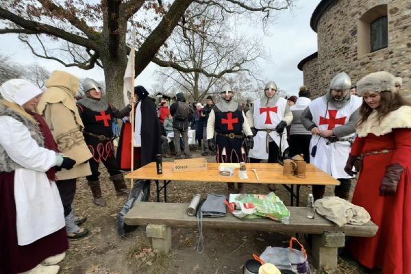 Starý Plzenec odstartoval oslavy 1050 let novoročním přípitkem u rotudny