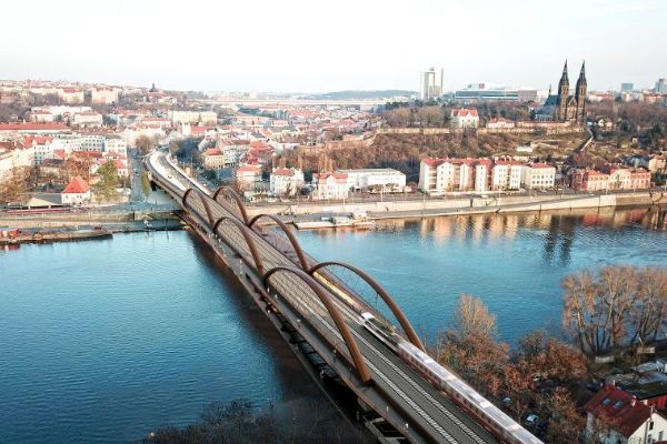 Svaz dopravy vyzývá k rychlému rozhodnutí o železničním mostu na Výtoni, podporuje nové tříkolejné řešení