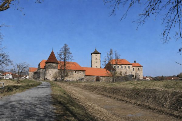 Švihov je bez vody. Kvůli opravě stavidla vypustili náhon kolem hradu