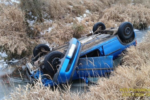 U Dnešic se objevil převrácený Opel v potoce, řidič zmizel