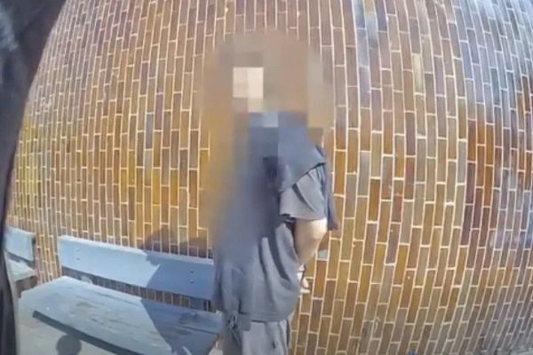 U metra Veleslavín zasahovali strážníci proti opilému muži, poškodil sanitku a skončil v poutech