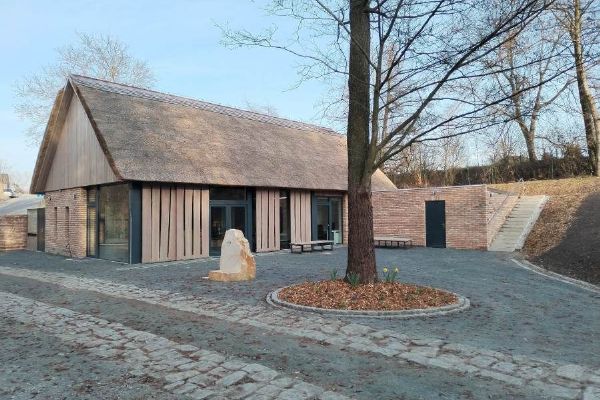 V kouřimském skanzenu otevřeli novou vstupní budovu za 45 milionů. Navazuje na tradiční architekturu a má doškovou střechu