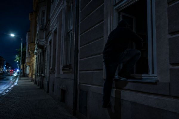 V Plzni ukradl muž trezor s 252 tisíci korun a další věci. Policie ho dopadla do 24 hodin