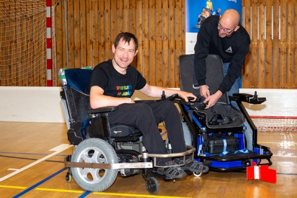 V Plzni vyvinuli unikátní sportovní vozíky. Hendikepovaným hráčům mohou změnit hru
