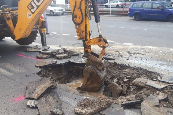 Vedra zvyšují počet havárií vodovodu v Praze. Tisíce lidí zůstaly bez vody