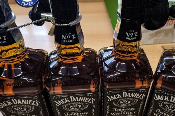 Velký milovník Jacka Daniel’se, menší příznivec placení. Se čtyřmi lahvemi daleko nedošel